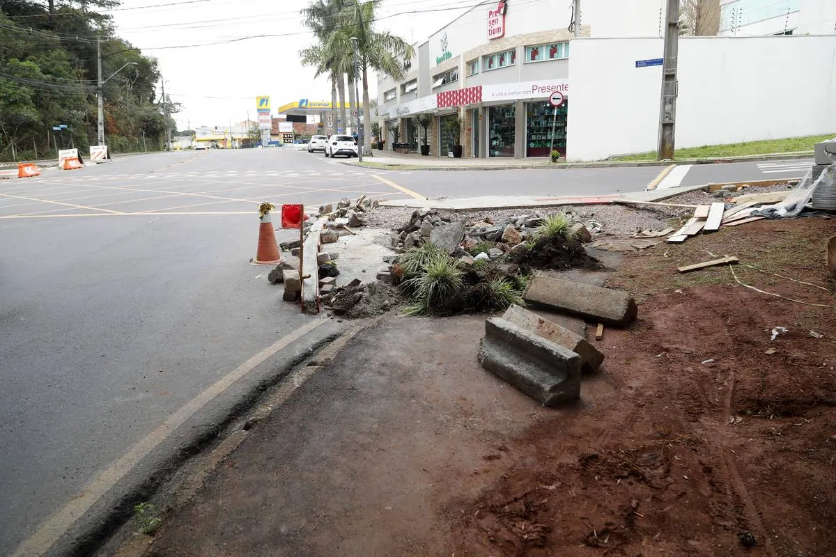 Imagem mostra obras que ocorrem ao lado de movimentado terminal de Curitiba