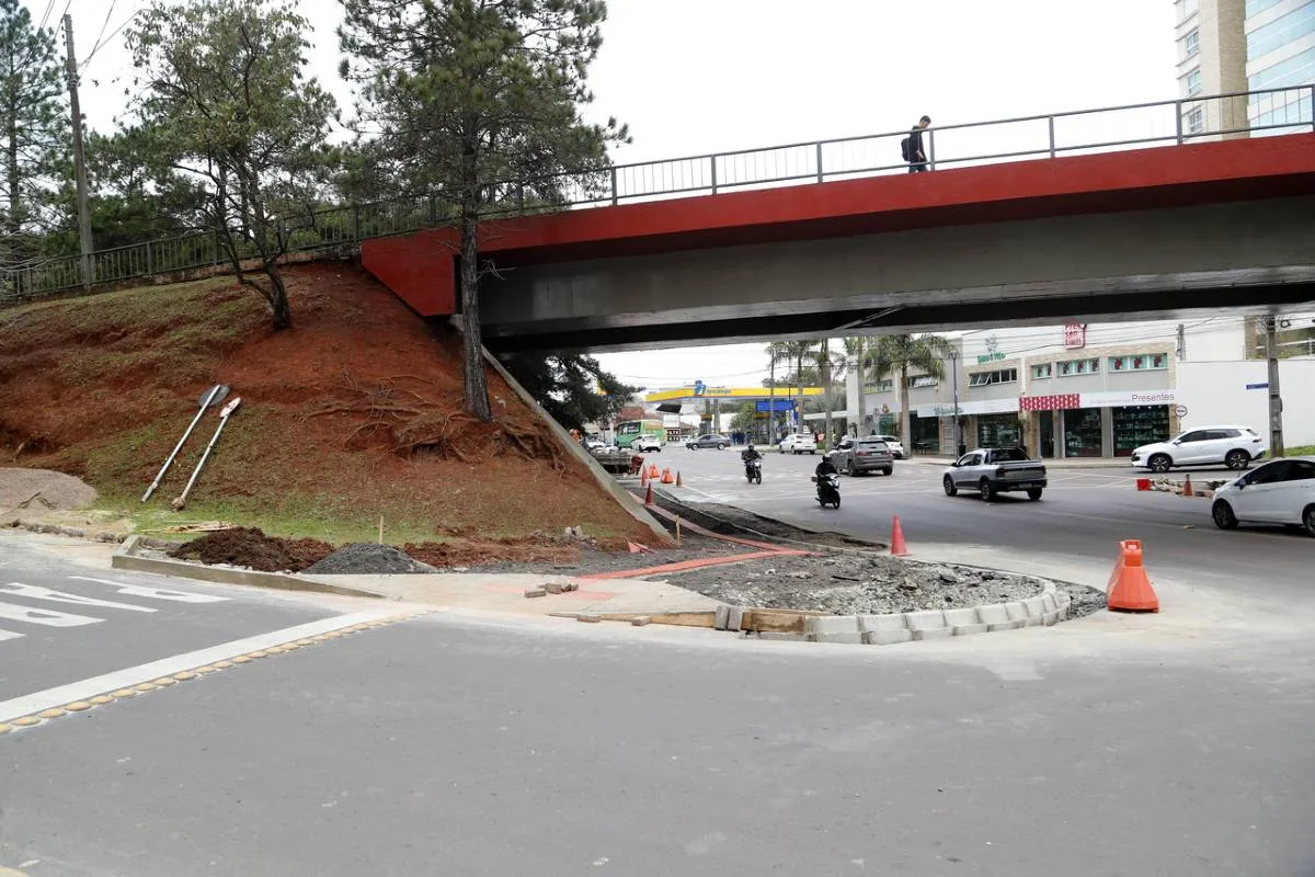 Imagem mostra obras que ocorrem ao lado de movimentado terminal de Curitiba