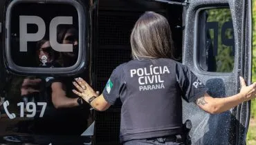 Imagem mostra agente da Polícia Civil do Paraná