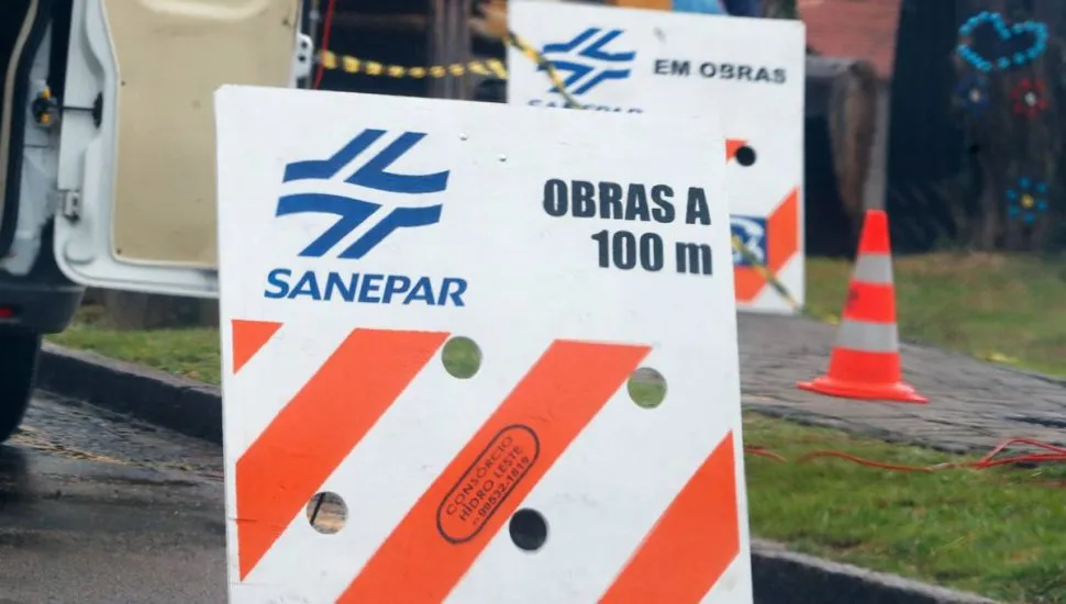 Imagem mostra uma placa da Sanepar com o dizer: "Obras a 100 metros"