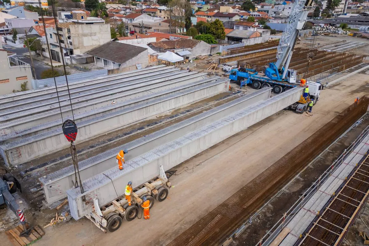 Imagem de drone mostra o andamento da construção de uma nova ponte entre Curitiba e Pinhais.