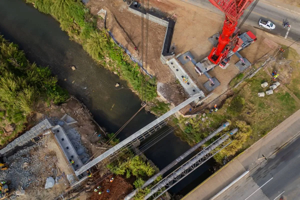 mostra o andamento da construção de uma nova ponte entre Curitiba e Pinhais.