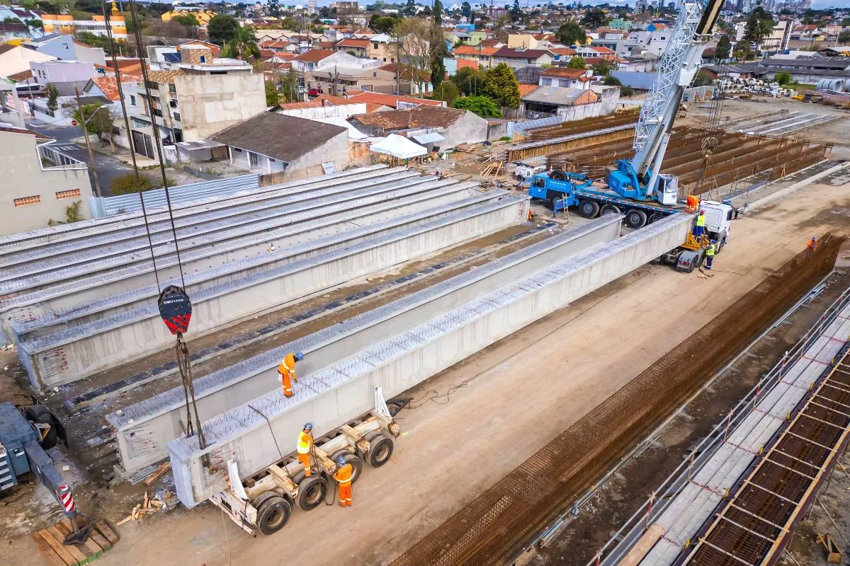 mostra o andamento da construção de uma nova ponte entre Curitiba e Pinhais.
