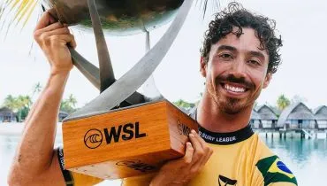 Imagem mostra o campeão de surfe Yago Dora.