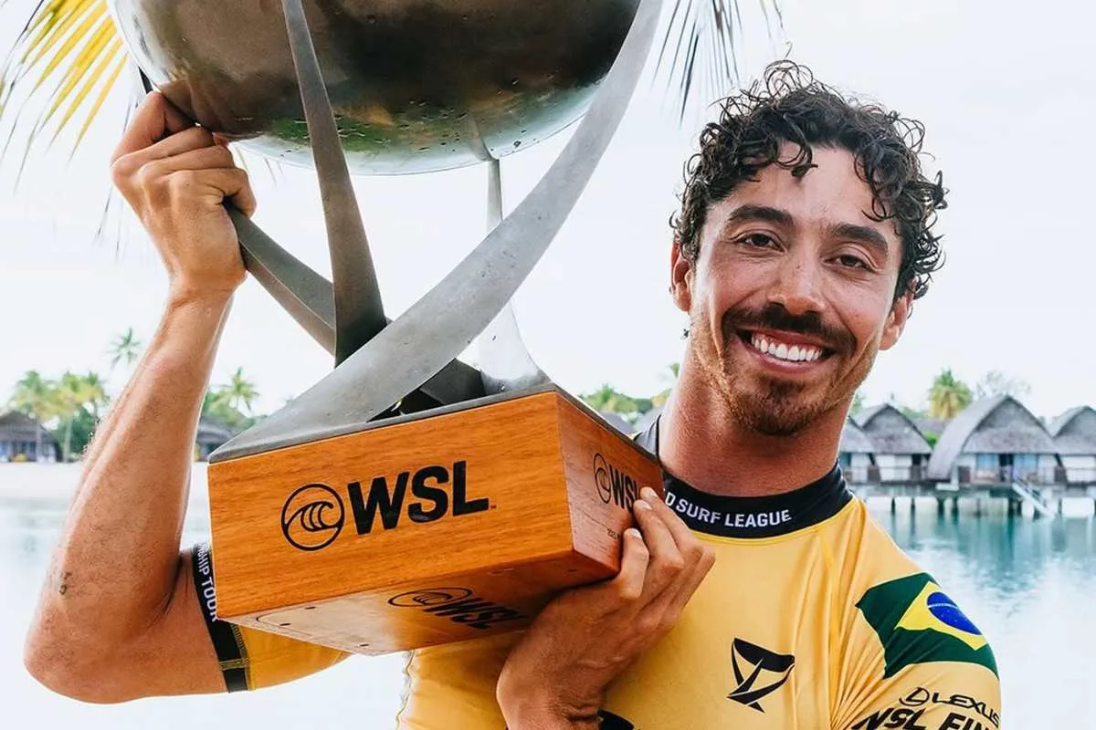 Imagem mostra o campeão de surfe Yago Dora.