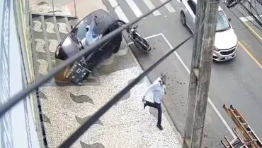 Imagem mostra o momento em que um homem de muleta acabou sendo atropelado em Almirante Tamandaré.