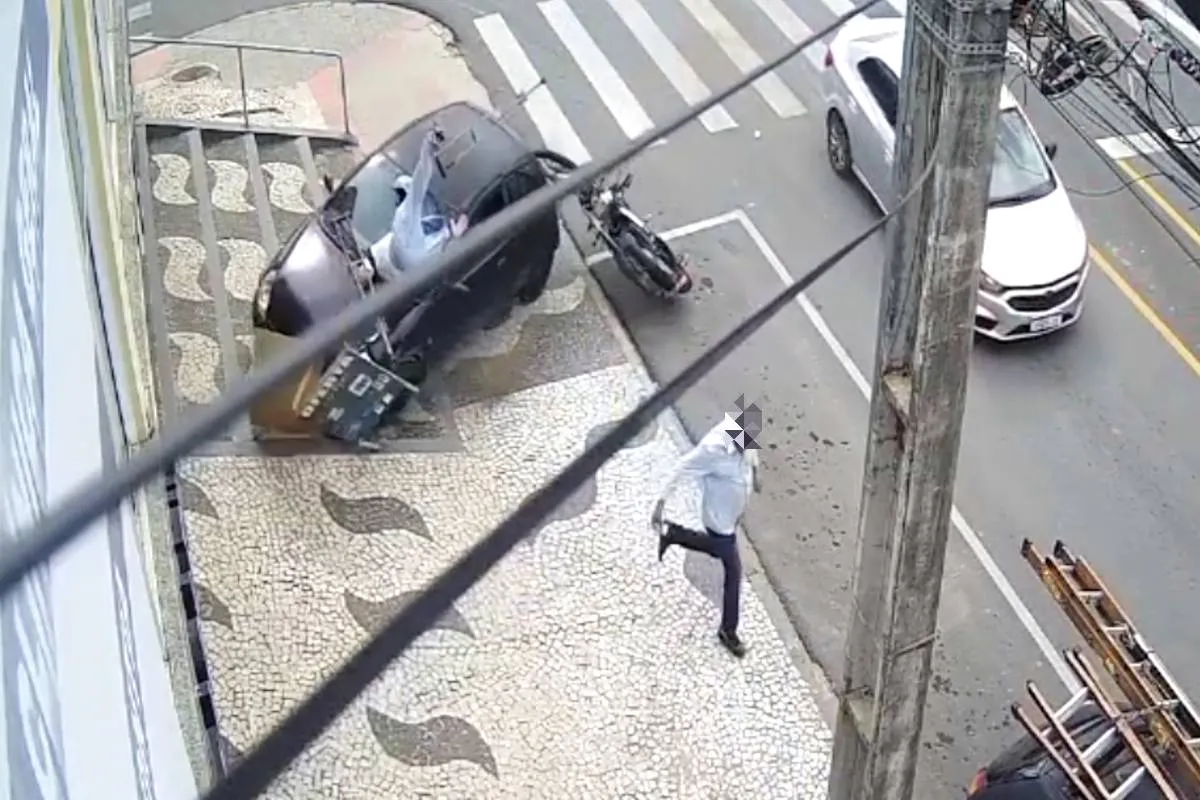 Imagem mostra o momento em que um homem de muleta acabou sendo atropelado em Almirante Tamandaré.