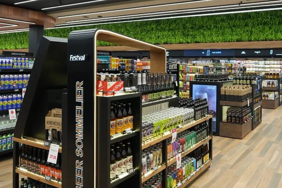 Novo Festval em Curitiba é inaugurado ao lado da Praça Ouvidor Pardinho, no Rebouças.