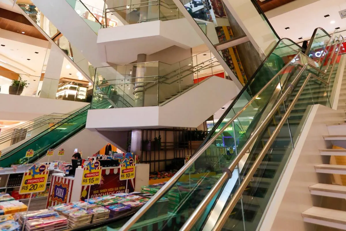 Imagem mostra detalhes do Shopping Mueller, em Curitiba