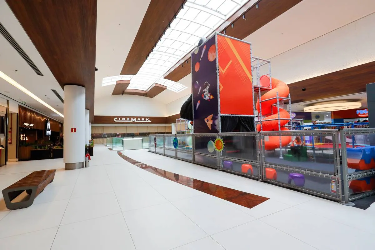 Imagem mostra detalhes do Shopping Mueller, em Curitiba