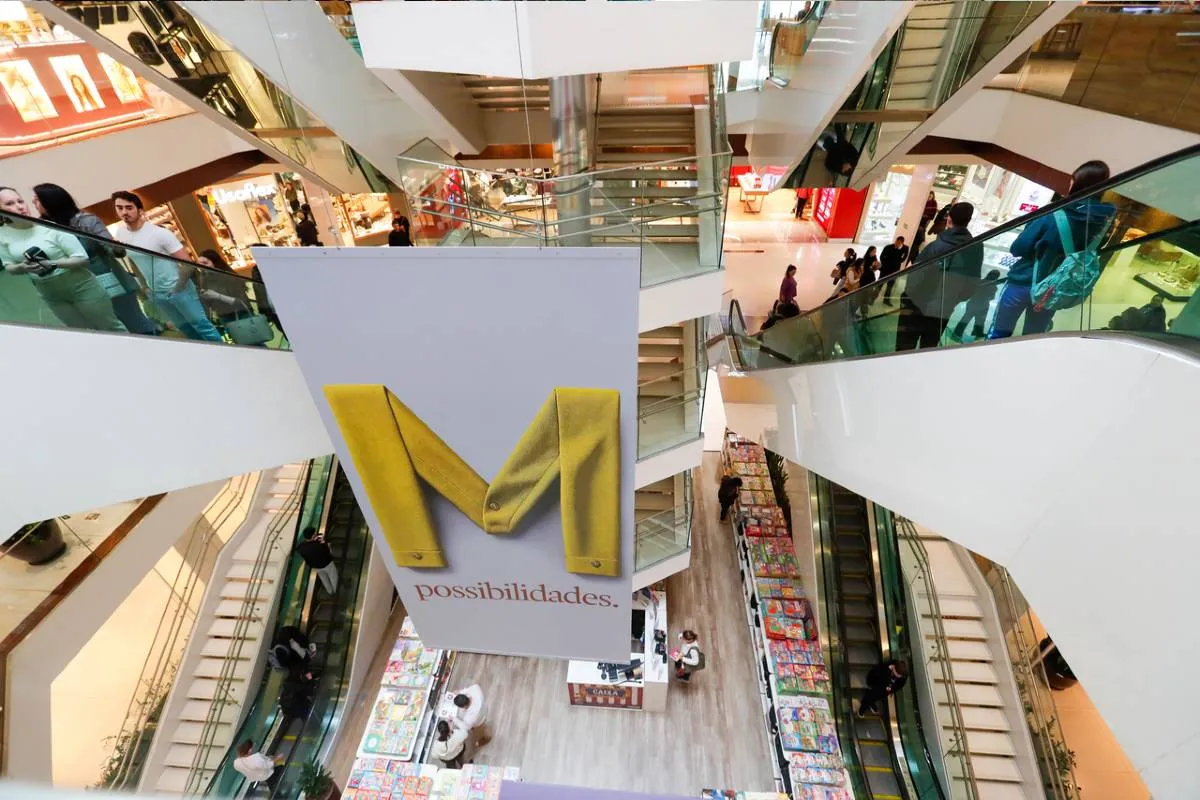 Imagem mostra detalhes do Shopping Mueller, em Curitiba