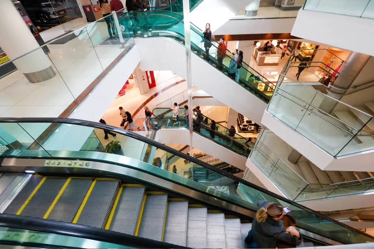 Imagem mostra detalhes do Shopping Mueller, em Curitiba