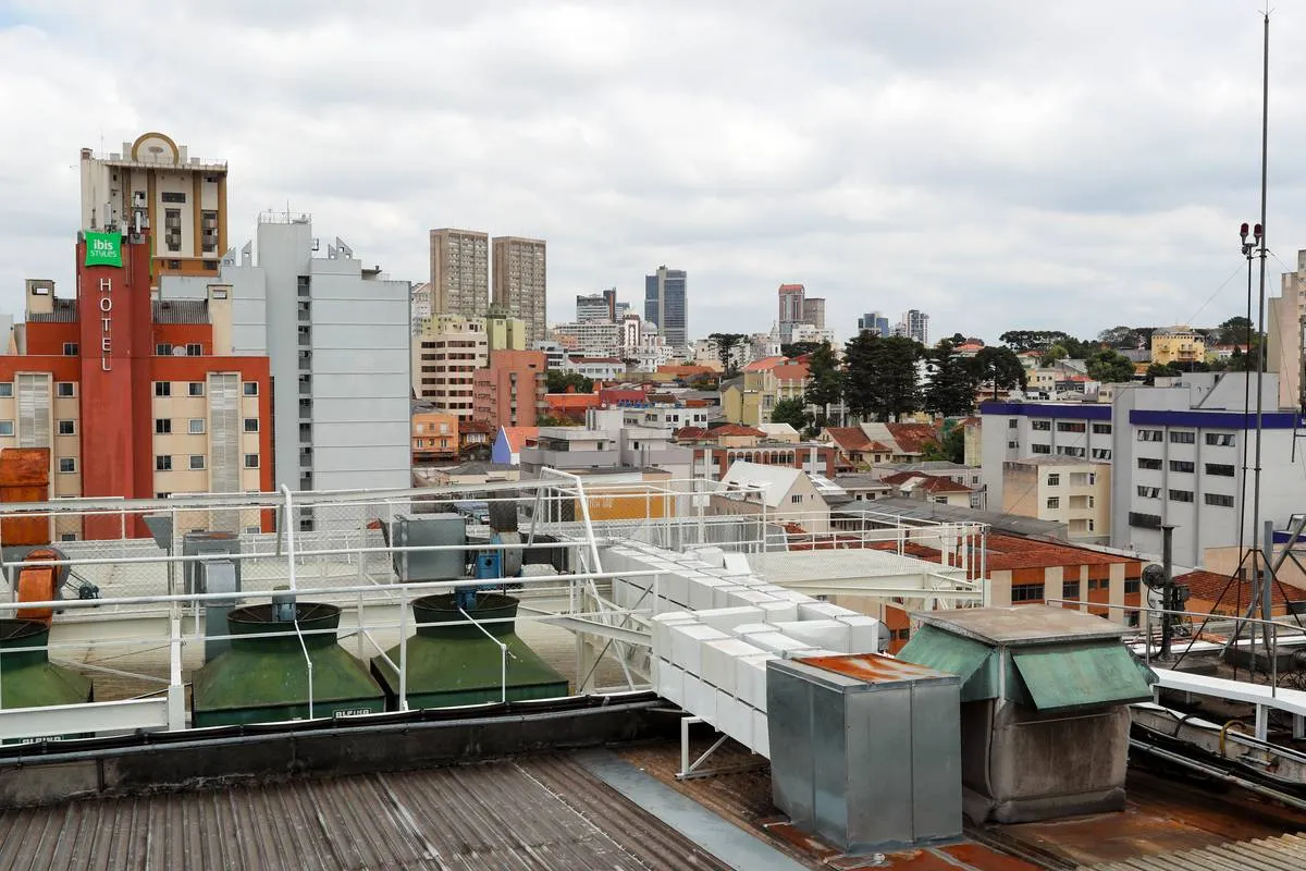 Imagem mostra detalhes do Shopping Mueller, em Curitiba