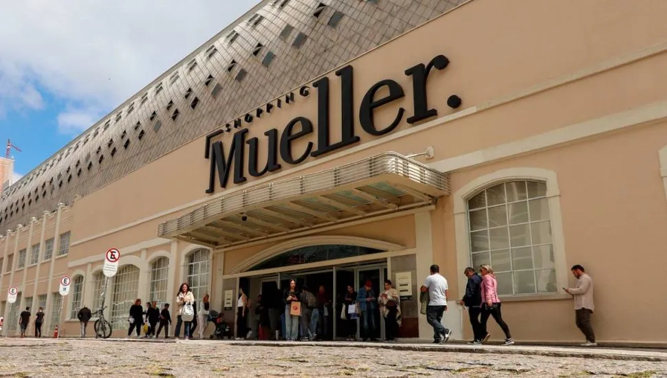 Imagem mostra detalhes do Shopping Mueller, em Curitiba