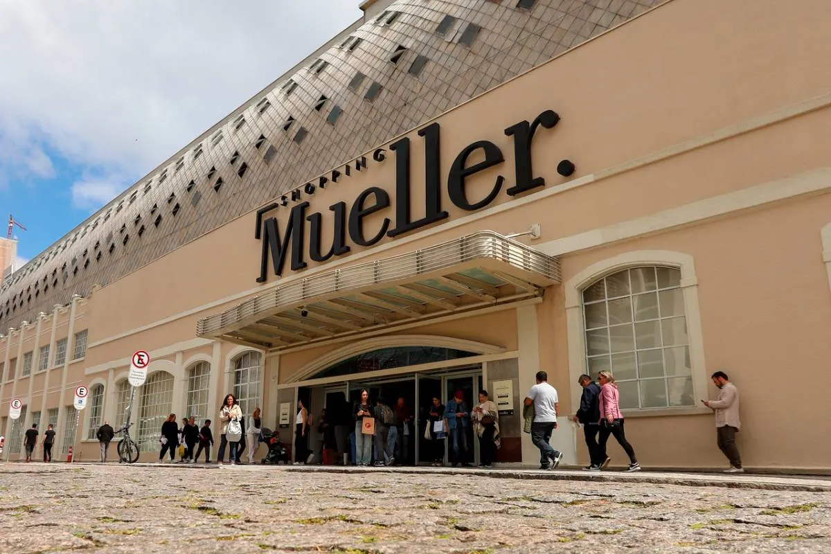 Imagem mostra detalhes do Shopping Mueller, em Curitiba