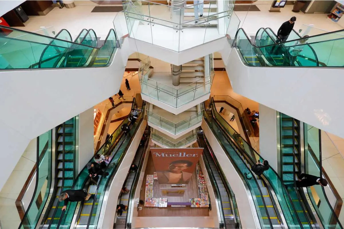 Imagem mostra detalhes do Shopping Mueller, em Curitiba