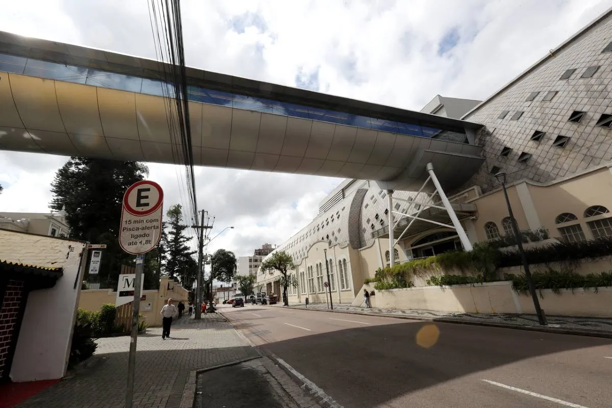 Imagem mostra detalhes do Shopping Mueller, em Curitiba