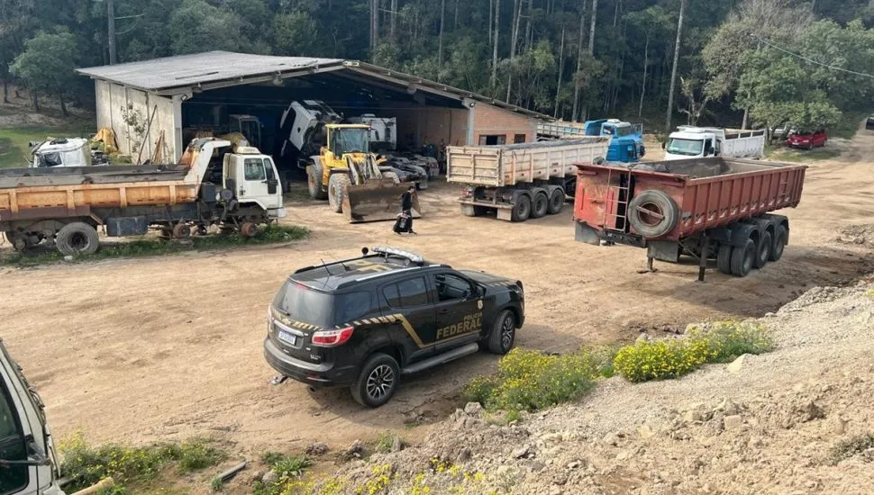 Operação contra mineração ilegal em Curitiba e Araucária