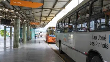 Imagem mostra ônibus parados em um terminal