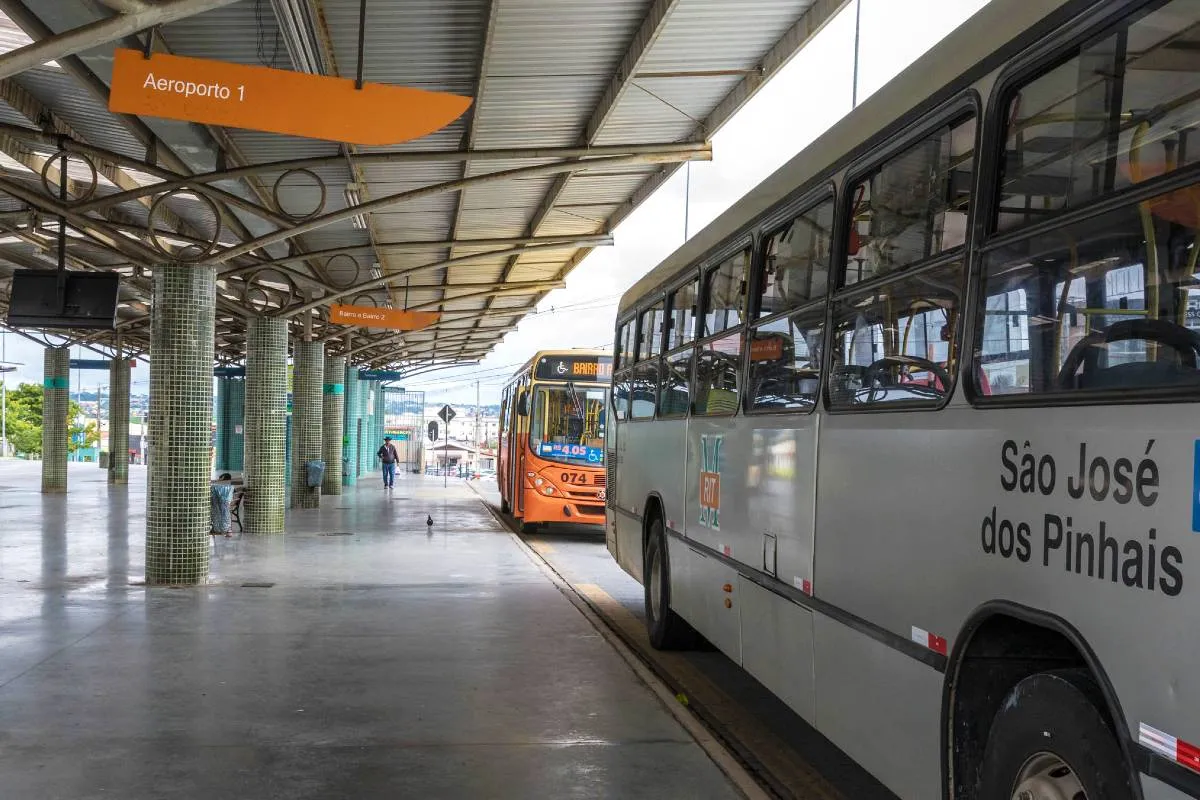 Imagem mostra ônibus parados em um terminal