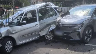 Adolescente bate em carros após furtar veículo
