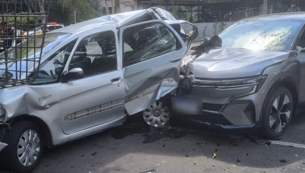 Adolescente bate em carros após furtar veículo