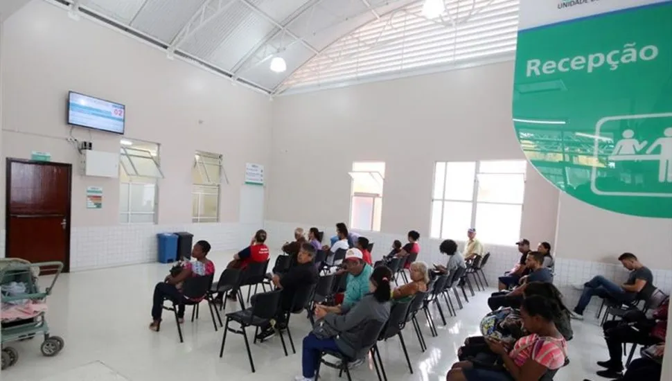 Sala de espera de posto de saúde em Curitiba