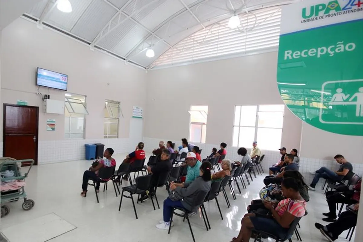 Sala de espera de posto de saúde em Curitiba