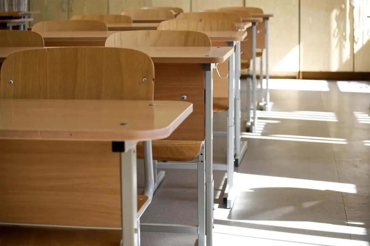 Imagem mostra sala de aula vazia