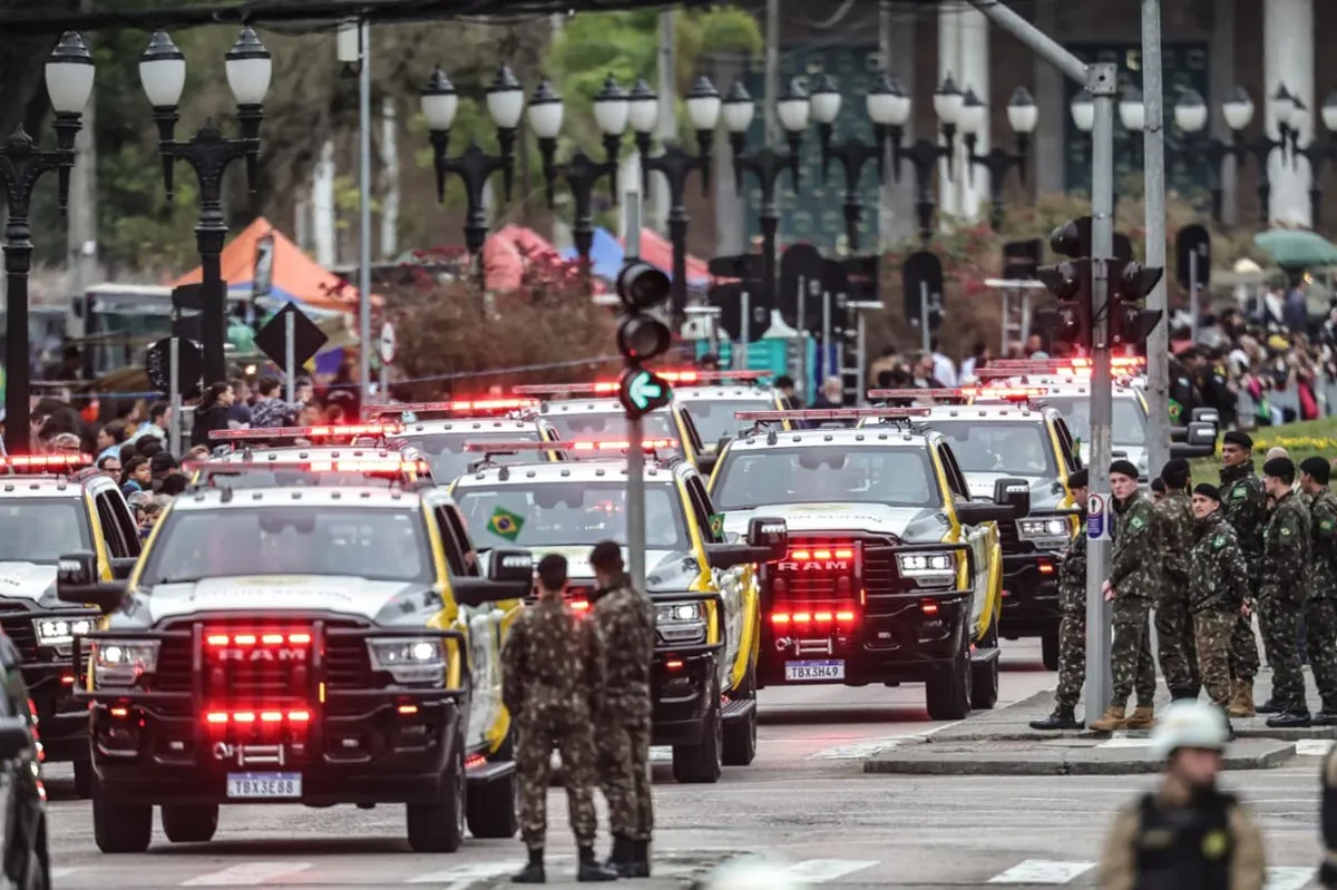 Desfile militar no Centro Cívico de Curitiba