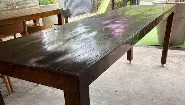 Imagem mostra uma mesa de madeira
