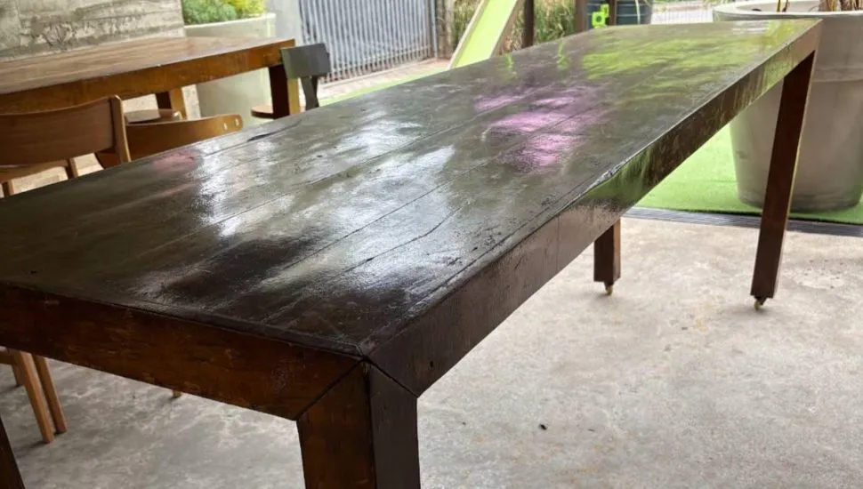 Imagem mostra uma mesa de madeira