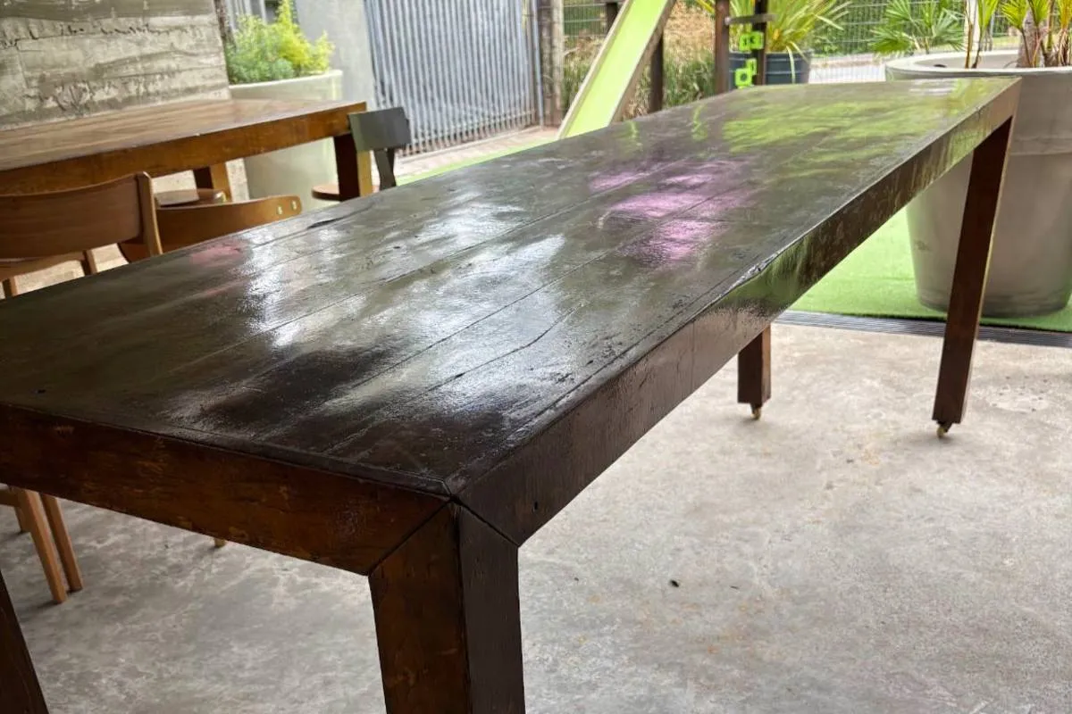 Imagem mostra uma mesa de madeira