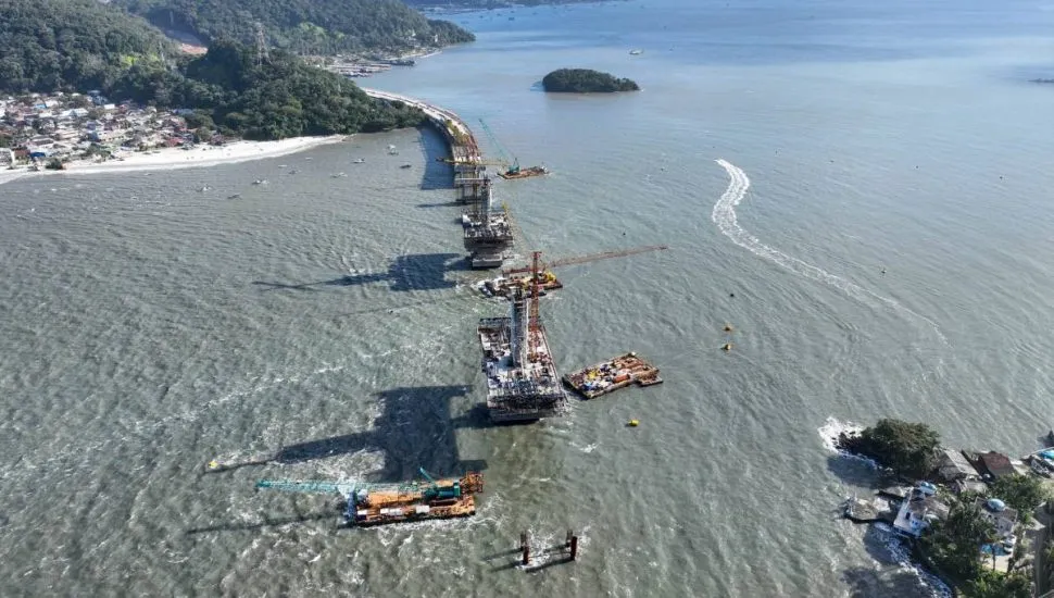 Imagem mostra a ponte de Guaratuba vista de cima.