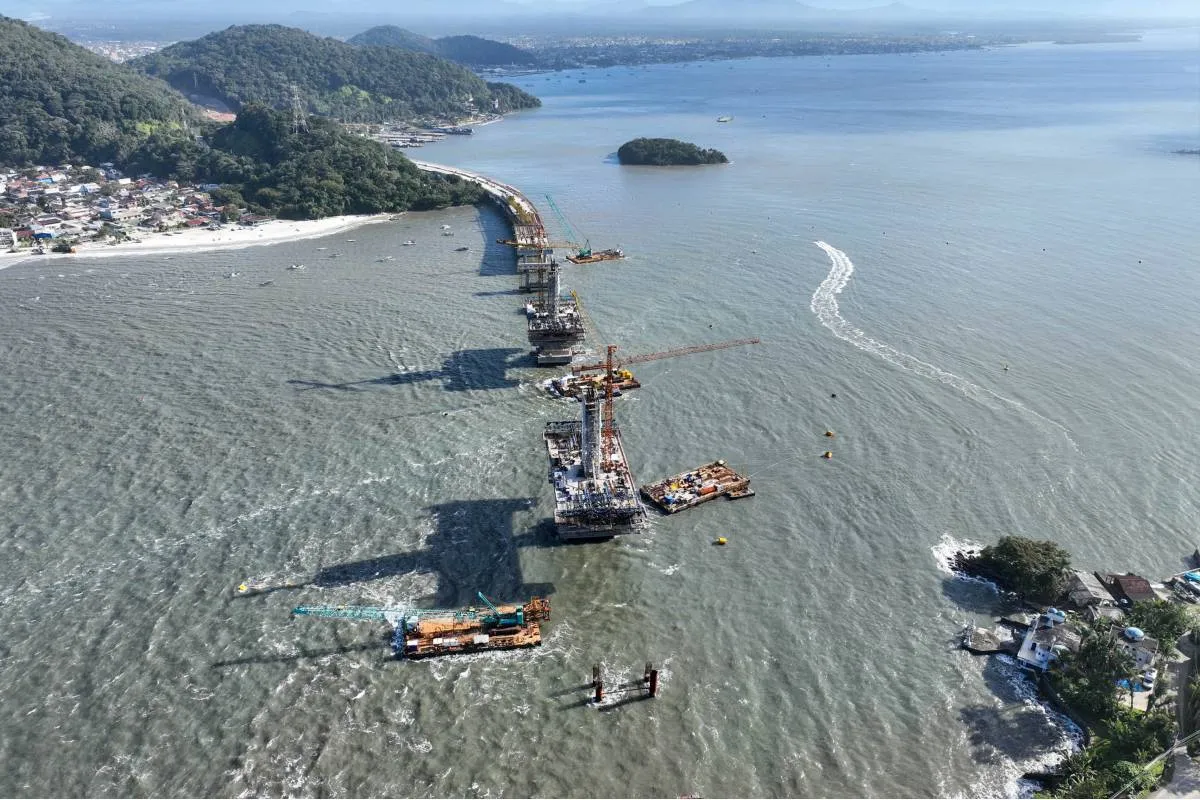 Imagem mostra a ponte de Guaratuba vista de cima.