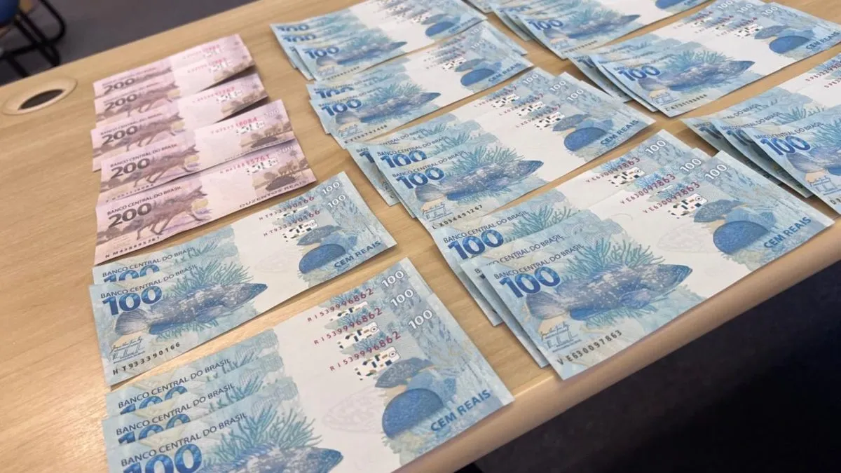 Notas de dinheiro falsas