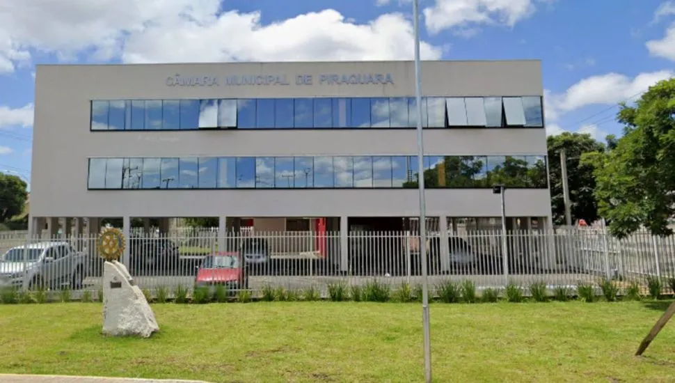 Imagem mostra a fachada da Câmara Municipal de Piraquara.