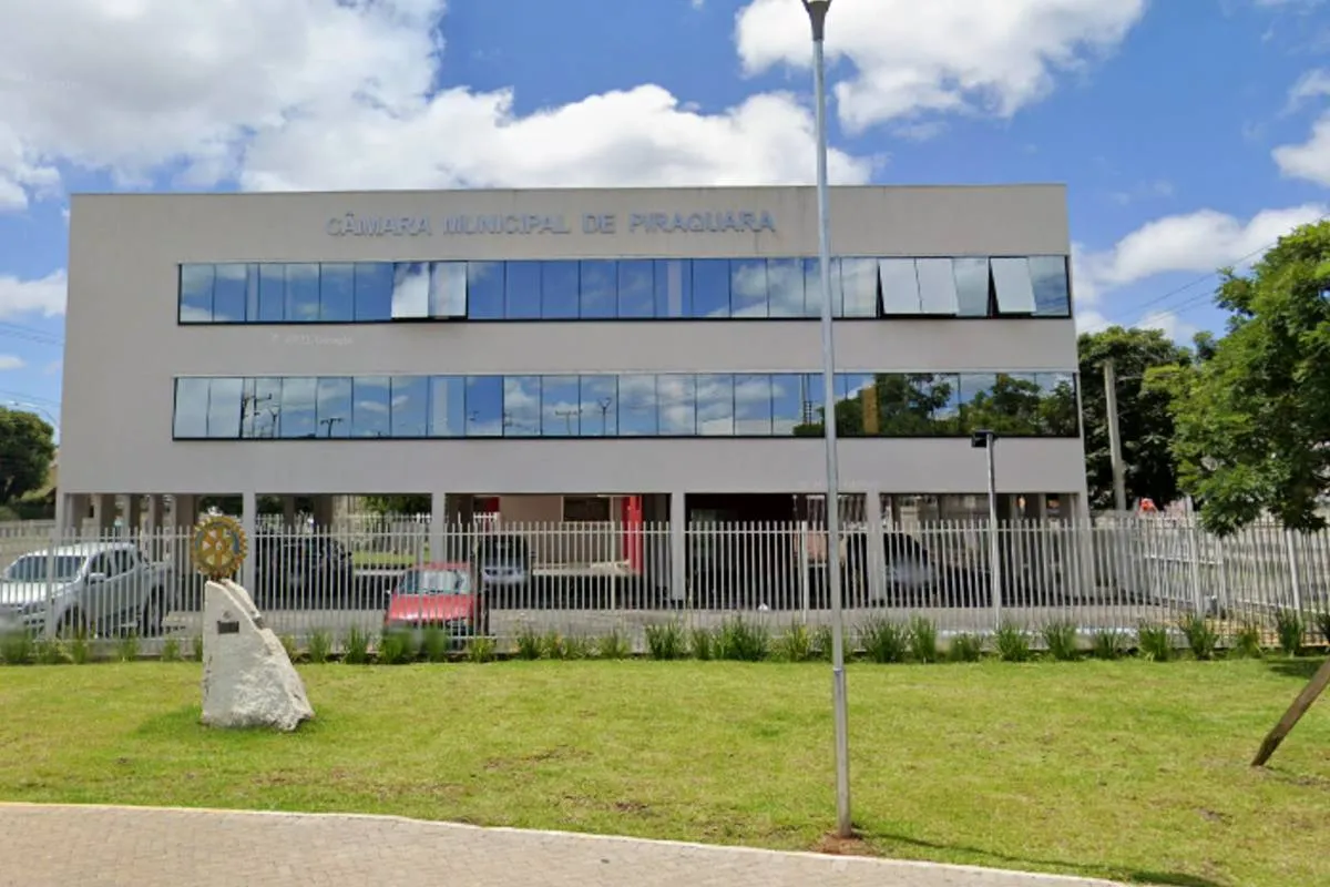 Imagem mostra a fachada da Câmara Municipal de Piraquara.