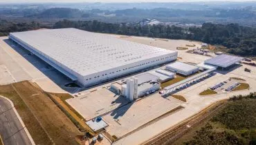 imagem aérea msotra o tamanho do barracão que será operado pelo Mercado Livre. ao fundo, muita área verde