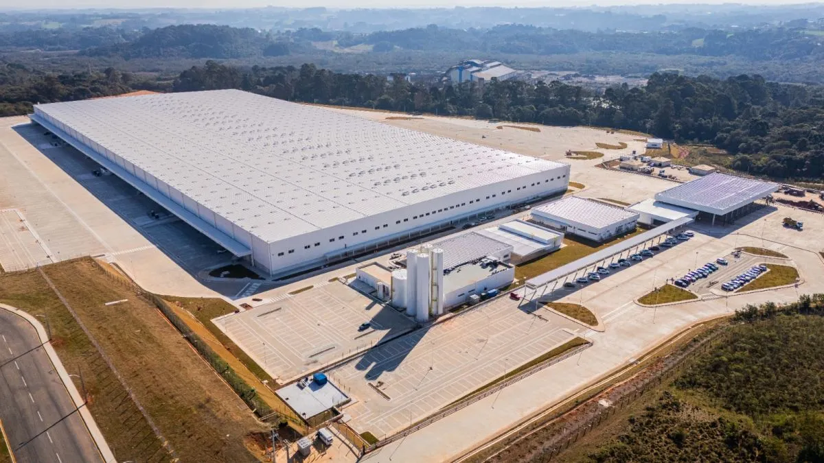 imagem aérea msotra o tamanho do barracão que será operado pelo Mercado Livre. ao fundo, muita área verde