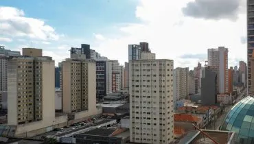 Imagem mostra prédios em Curitiba.
