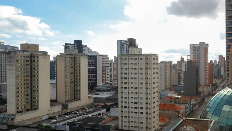 Imagem mostra prédios em Curitiba.