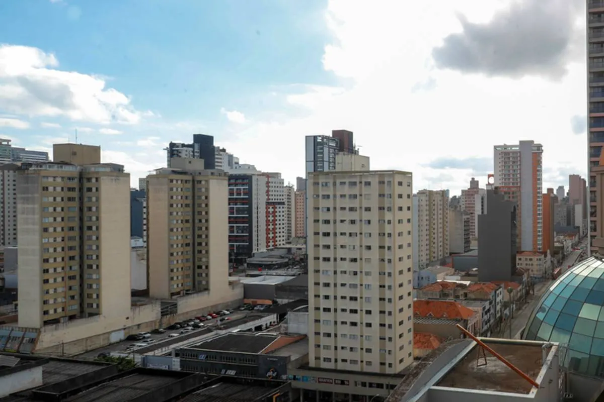 Imagem mostra prédios em Curitiba.