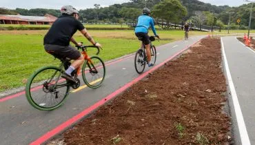 Imagem mostra ciclista em uma ciclovia de Curitiba