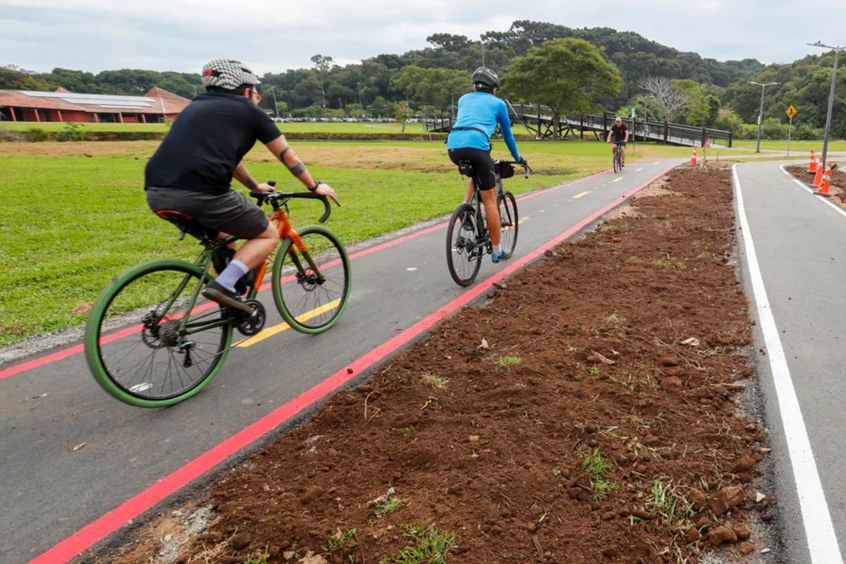 Imagem mostra ciclista em uma ciclovia de Curitiba