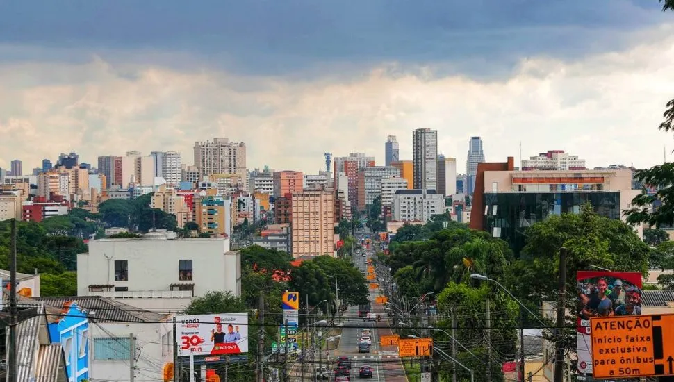 Imagem mostra um temporal se formando com céu escuro