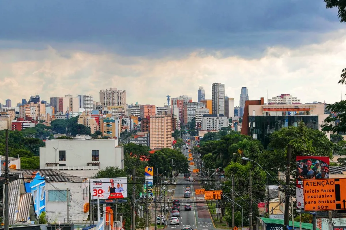Imagem mostra um temporal se formando com céu escuro