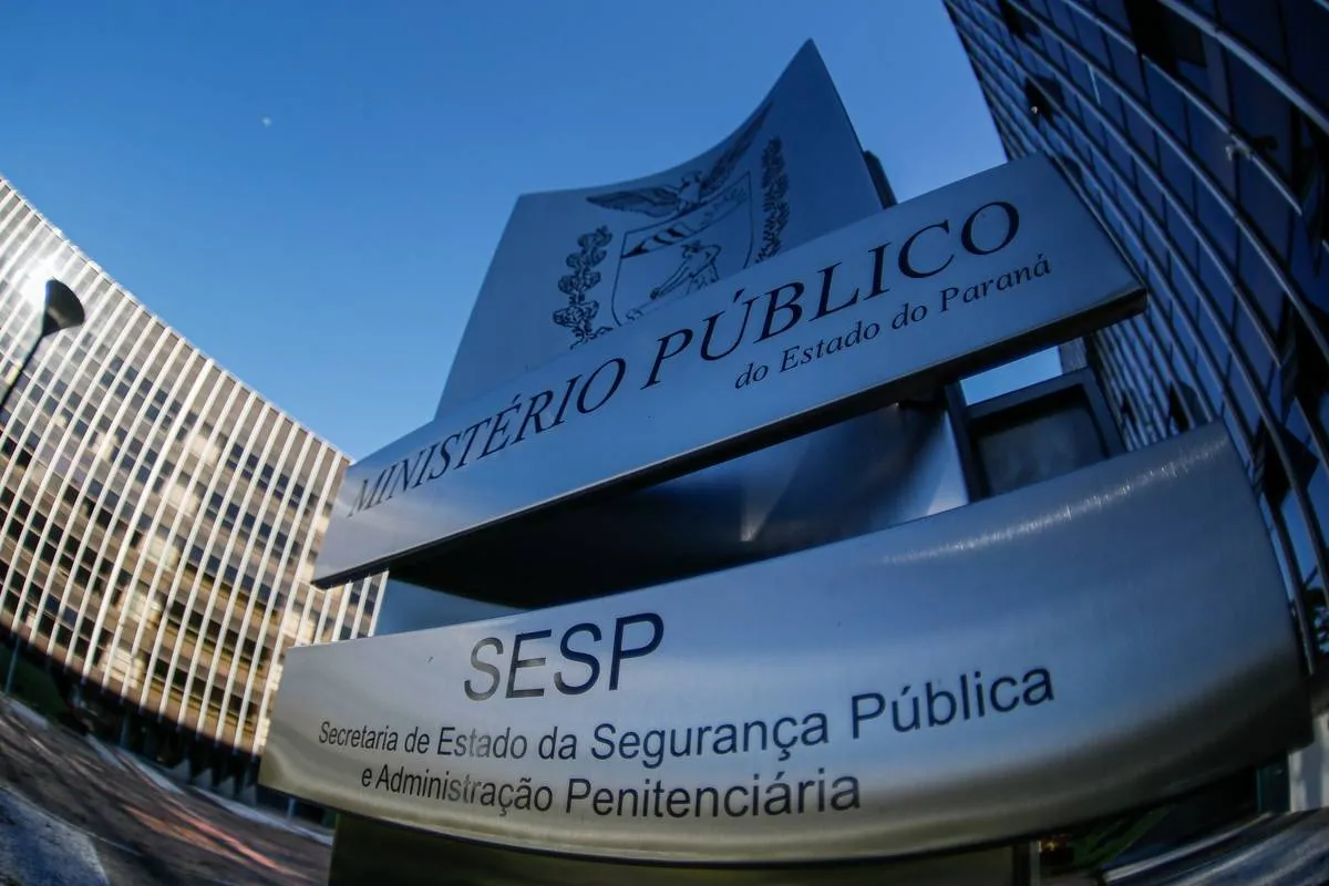Imagem mostra a fachada do Ministério Público do Paraná.