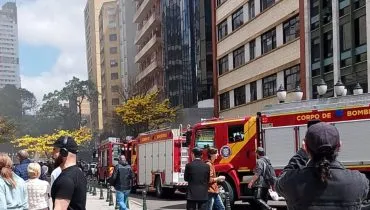 Imagem mostra viaturas do Corpo de Bombeiros atendendo a ocorrência no Centro de Curitiba.