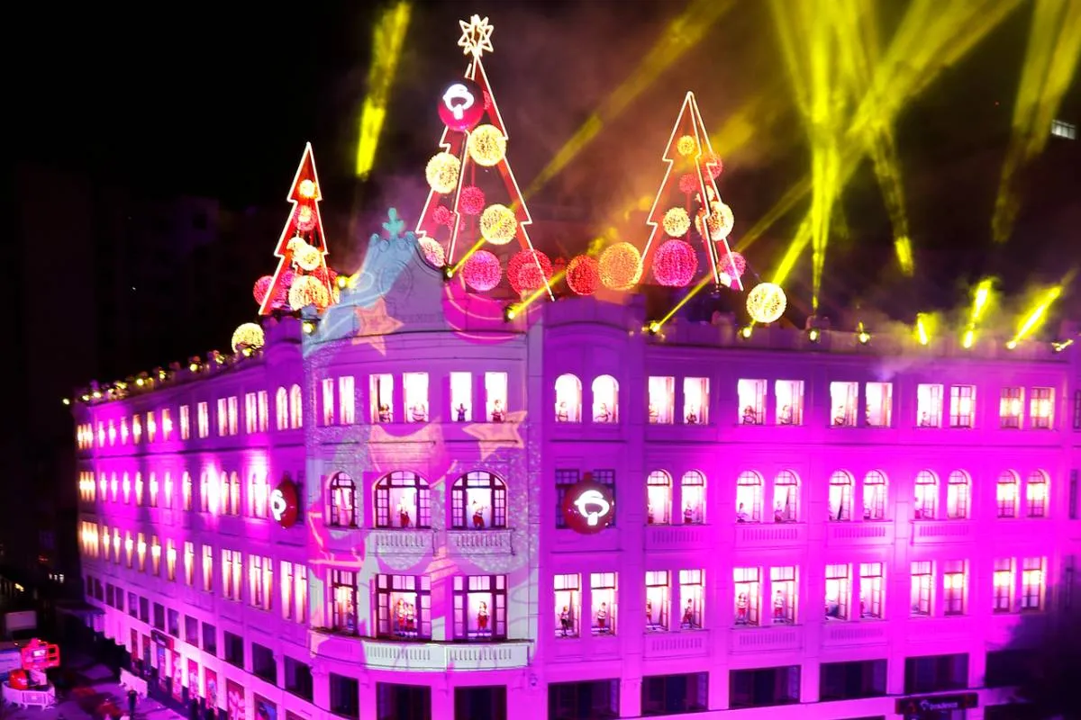 Imagem mostra o Palácio Avenida, em Curitiba